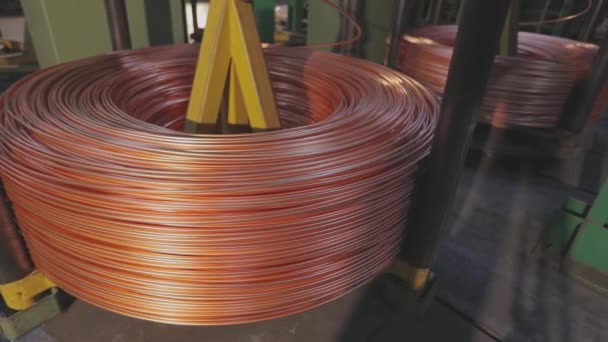 Primer plano de fabricación de cables de cobre. Cable de cobre, una bobina de cable de cobre. — Vídeos de Stock