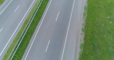 Araba otoyol boyunca sürer. Modern otoban manzarası. Yeni modern yol manzarası. Otobanda uçarken