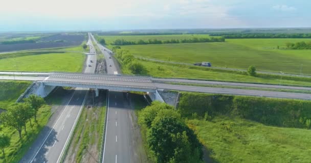 Estrada com carros vista superior. Estrada fora da cidade, campos nas bordas da estrada — Vídeo de Stock