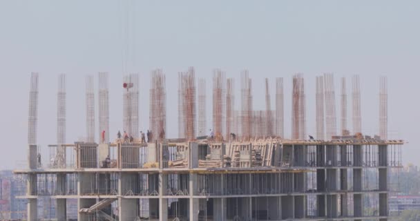 La gente sta lavorando in un cantiere. Il processo di costruzione di un edificio residenziale. Costruzione di un edificio a più piani — Video Stock