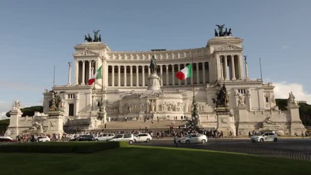 Monument voor Victor Emmanuel II. Italië wappert vlaggen in de wind. Venetië plein in Rome — Stockvideo