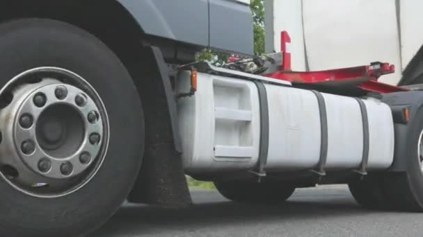 Ruedas de camiones en movimiento de cerca. Disparando ruedas de camiones de cerca. El camión se mueve por la carretera. — Vídeo de stock