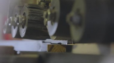 Otomatik ahşap testeresi. Otomatik bir makine bir tahta parçasını testereyle keser. Mobilya üretiminde otomatik hat