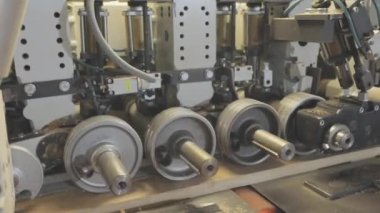 Mobilya fabrikasında otomatikleştirilmiş üretim hattı. Mobilya üretim süreci. Mobilya fabrikasında otomatik taşıma bandı.