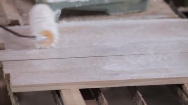 Ahşap kısım bir silindir kullanılarak yapıştırılmış. Ahşap mobilya parçalarını yapıştırma işlemi