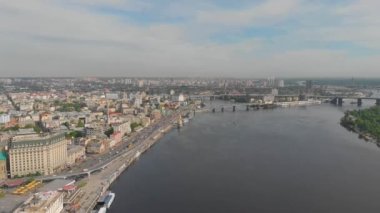 Kiev 'in merkezi üzerinde uçuş. Kiev 'deki setin üzerinden uçacağız. Kiev bir yaz gününde tepeden