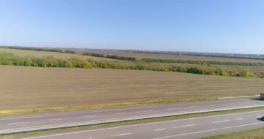 Güneşli havada pistte bir kamyon. Kamyon güzel bir yol boyunca sürüyor. Kargo taşımacılığı