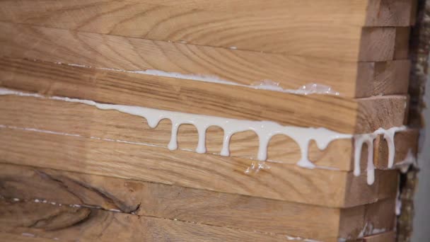 Деталі меблів приклеюються клеєм на меблевій фабриці. Склеювання дерев'яних деталей при складанні меблів . — стокове відео
