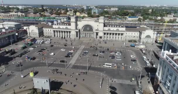 Ciudad de Dnipro, Ucrania. Estación de tren en la ciudad de Dnipro desde el aire. Ciudad construida por soviéticos desde un dron — Vídeos de Stock