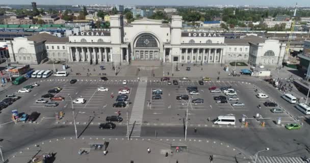 Havadan Dnipro şehri. Havadan Doğu Avrupa şehri. Havadan tren istasyonu. — Stok video