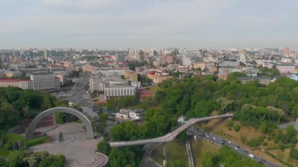 Puente peatonal en la ciudad de Kiev. Volando sobre el puente peatonal en Kiev — Vídeos de Stock