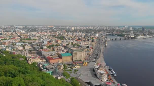 Vuelo sobre la parte central de Kiev. Vuelo sobre el terraplén en Kiev. Kiev desde una altura en un día de verano — Vídeo de stock