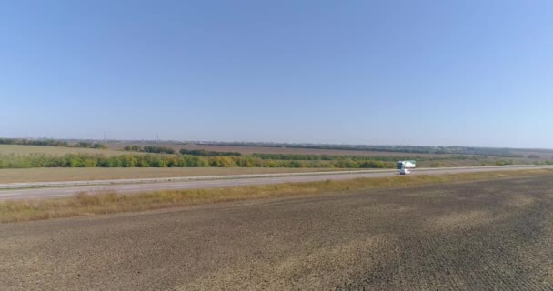 Caminhões dirigindo ao longo da estrada vista superior, Caminhão transporta mercadorias vista superior — Vídeo de Stock