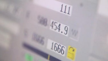 CNC makine monitörü. Fabrikalardaki CNC makinesinin kontrol paneli. Modern CNC makinesi.