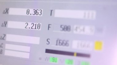 CNC makinesi bir parçasını işliyor. CNC makine monitörü. Fabrikalardaki CNC makinesinin kontrol paneli. Modern CNC makinesi.