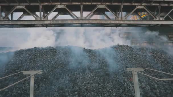 Dym z gorącego węgla koksowniczego. Akumulator koksowniczy, produkcja węgla koksowniczego, węgiel koksowniczy. — Wideo stockowe
