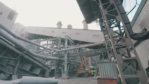 在现代化工厂的外面。大型工厂的金属结构.大企业的外部 — 图库视频影像