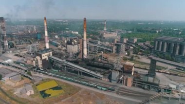 Büyük bir metalürjik tesisin üzerinden uçmak. Endüstriyel dış görünüş. Büyük modern fabrika