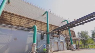 Modern endüstriyel dış görünüş. Modern bir fabrikada boru hattı. Fabrika depolama tankları