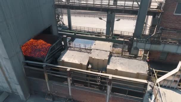 Der Prozess der Herstellung von Kokskohle. Ein Auto mit heiß brennender Kokskohle fährt zur Abkühlung vor. Prozesse in einem metallurgischen Werk — Stockvideo