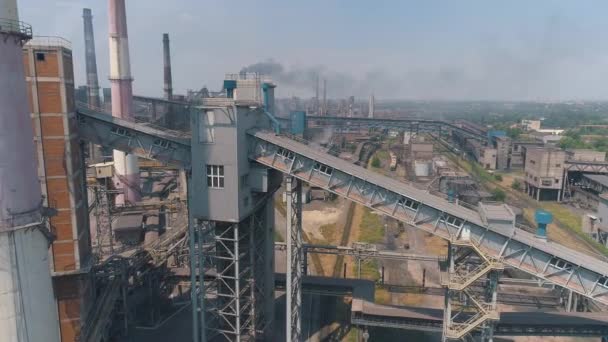 Flug über ein großes Hüttenwerk. Große metallurgische Anlage Luftaufnahme Emissionen einer metallurgischen Anlage — Stockvideo