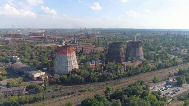 Ein Kühlturm in einem großen Hüttenwerk. Luftaufnahme des Kühlturms. Überspannt eine große Anlage mit Kühltürmen — Stockvideo