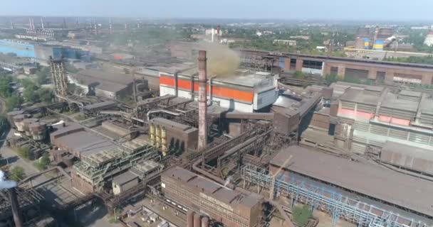 Humo de una planta grande. Vuelo sobre una gran planta metalúrgica. Emisiones peligrosas de la chimenea de la planta. Planta grande vista superior. — Vídeos de Stock