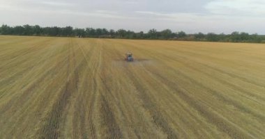 Traktör buğday drone görüntüsü püskürtür. Buğday tarlalarına böcek ilacı sıkmak. Tarla zararlılarına karşı buğdaylı koruma.