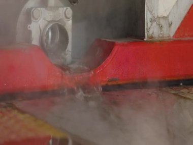 Tankın kimyasal temizliğinden sonra atık su. Endüstriyel suyun boşaltılması. Su borudan akıyor, sıcak su buharlaşıyor.