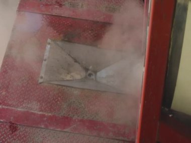 Endüstriyel suyun boşaltılması. Tankın kimyasal temizliğinden sonra atık su. Su borudan akıyor, sıcak su buharlaşıyor.