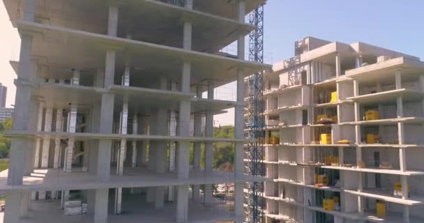 Bouw van een woongebouw. Bouw van appartementen. Bouwproces van een woongebouw vanuit de lucht. — Stockvideo