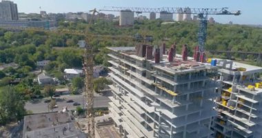Çok katlı bir konutun şantiyesinin üzerinde bir boşluk. Üst kattaki dairelerin inşaatı. Bir konut inşaatı.