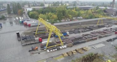 Endüstriyel alan üst görünümü. Endüstriyel karmaşık hava manzarası. Büyük bir deponun yakınındaki Gantry vinçleri ve kamyonları