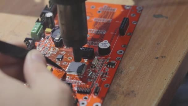 Engenheiro soldando uma placa, close-up de soldar um microcircuito, montagem de um microcircuito close-up — Vídeo de Stock