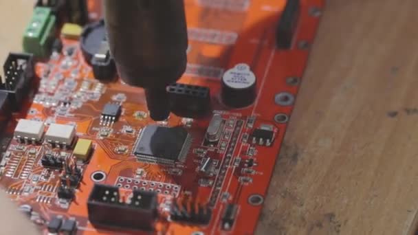 Engineer solder chip to microchip. Close-up of soldering microcircuit, assembly of microcircuit close-up. — Stock Video