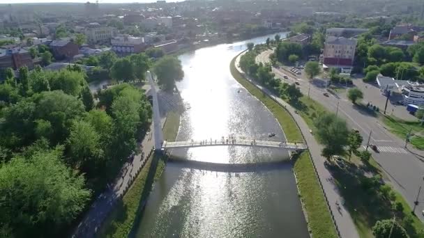 강을 가로지르는 보행자 다리, 강을 가로지르는 흰 아름다운 보행자 다리 — 비디오