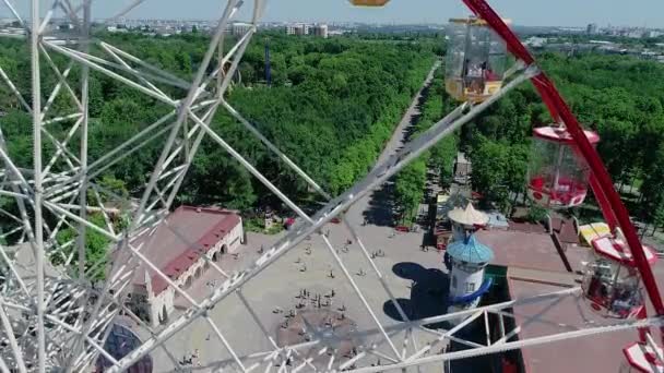 Mensen in de cabine Ferris wiel, schieten met de drone. Prachtig frame van een reuzenrad op een pittoreske plek — Stockvideo