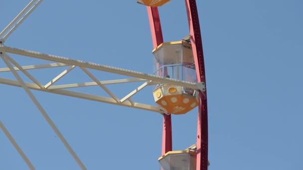 Cabine de roda gigante no fundo do céu azul. Ferris wheel close up — Vídeo de Stock