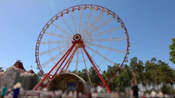 As pessoas caminham perto da roda gigante, um grande anel gigante moderno. Rodas de observação — Vídeo de Stock