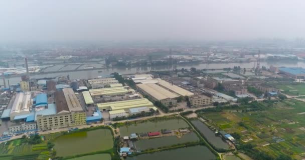Báli zóna Kínában a folyó mellett. Ipari terület Kínában, termelőlétesítmények a kínai ipari területen — Stock videók