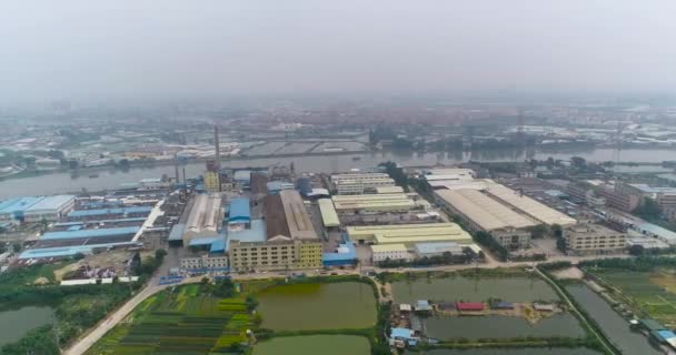 中国河岸上的工业商店。河岸上的植物 — 图库视频影像