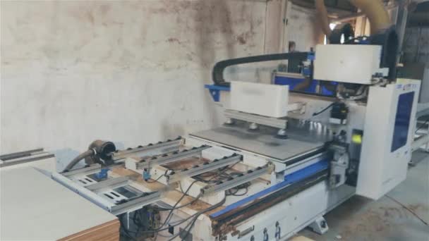 Máquina CNC para cortar aglomerado em operação, trabalhando máquina CNC. Chipboard de corte CNC — Vídeo de Stock