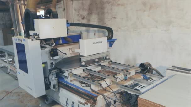 Edgebander maskin. Folk jobbar på kantbandningsmaskin. Ensidig automatisk eggbander på fabrik. — Stockvideo