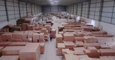 Mobilya fabrikasında büyük bir depo, fabrikada bir depo dolusu hammadde. Bitmiş ürünlerin olduğu depo