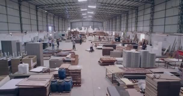 Folk jobbar i en möbelfabrik. Möbelproduktion, ponoram vy över produktionsområdet för möbelfabriken. — Stockvideo