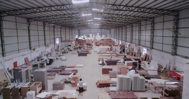 El plan general para la fábrica de muebles de la tienda. La gente trabaja en una gran fábrica de muebles, una moderna fábrica de muebles — Vídeo de stock
