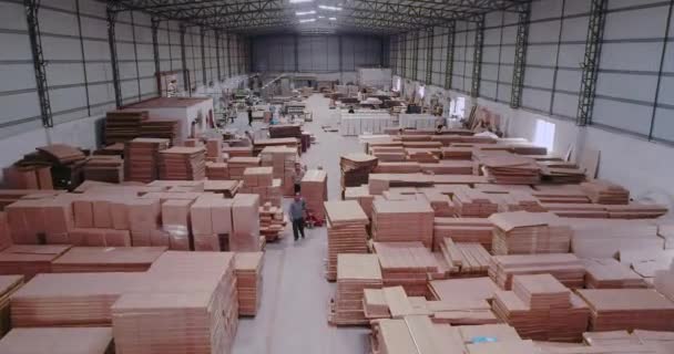 가구 공장에 원자재가 있는 큰 창고, 제재소에 있는 창고. 완성 된 제품 이 있는 재봉사 — 비디오