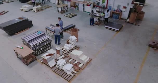 Montaż mebli w pracy, ludzie montują meble z dronem — Wideo stockowe