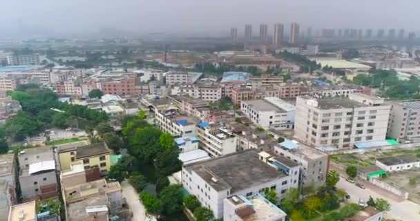 Volando sobre la pobre región china. Barrios en China. Zona pobre de la ciudad asiática — Vídeos de Stock