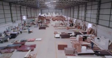 Mobilya fabrikasının genel planı. İnsanlar büyük bir mobilya fabrikasında çalışıyor, modern bir mobilya fabrikasında.